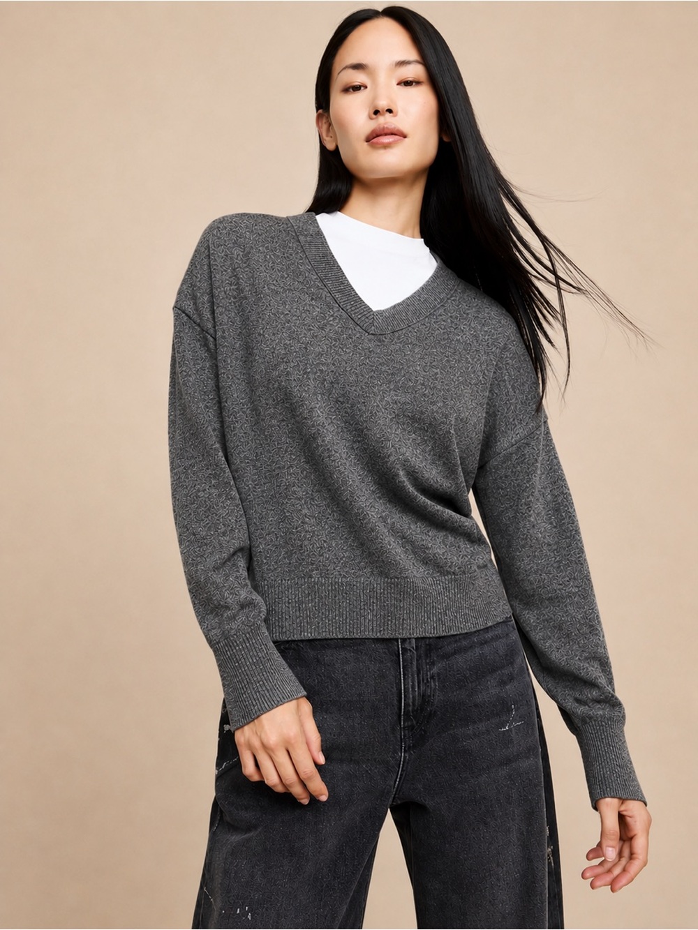 Banana Republic Women’s Gray V-Neck Cashmere-Blend Sweater